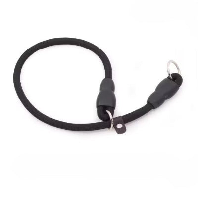 collier coulissant chien noir avec deux anneaux metalliques
