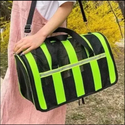 femme portant en bandouliere sac de transport pour chien