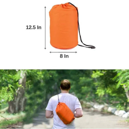 homme portant sac tapis pour chien sur dos