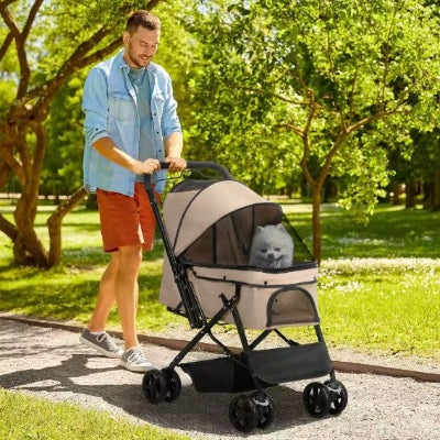 homme promenant son spitz en poussette chien jour ensoleille
