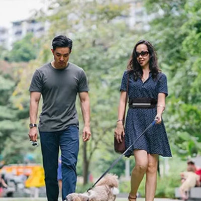 louise jean marchent avec caniche relie laisse canicross