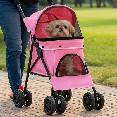 pekinois assis dans poussette pour chien regardant exterieur