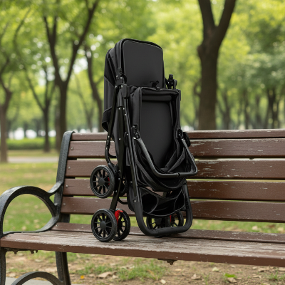 poussette pour chien noire pliee sur banc parc