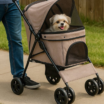  proprietaire transportant facilement sa poussette pour chien beige
