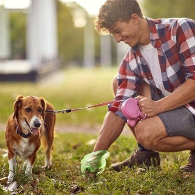 thomas avec sac a crotte prend dechet de son jardin